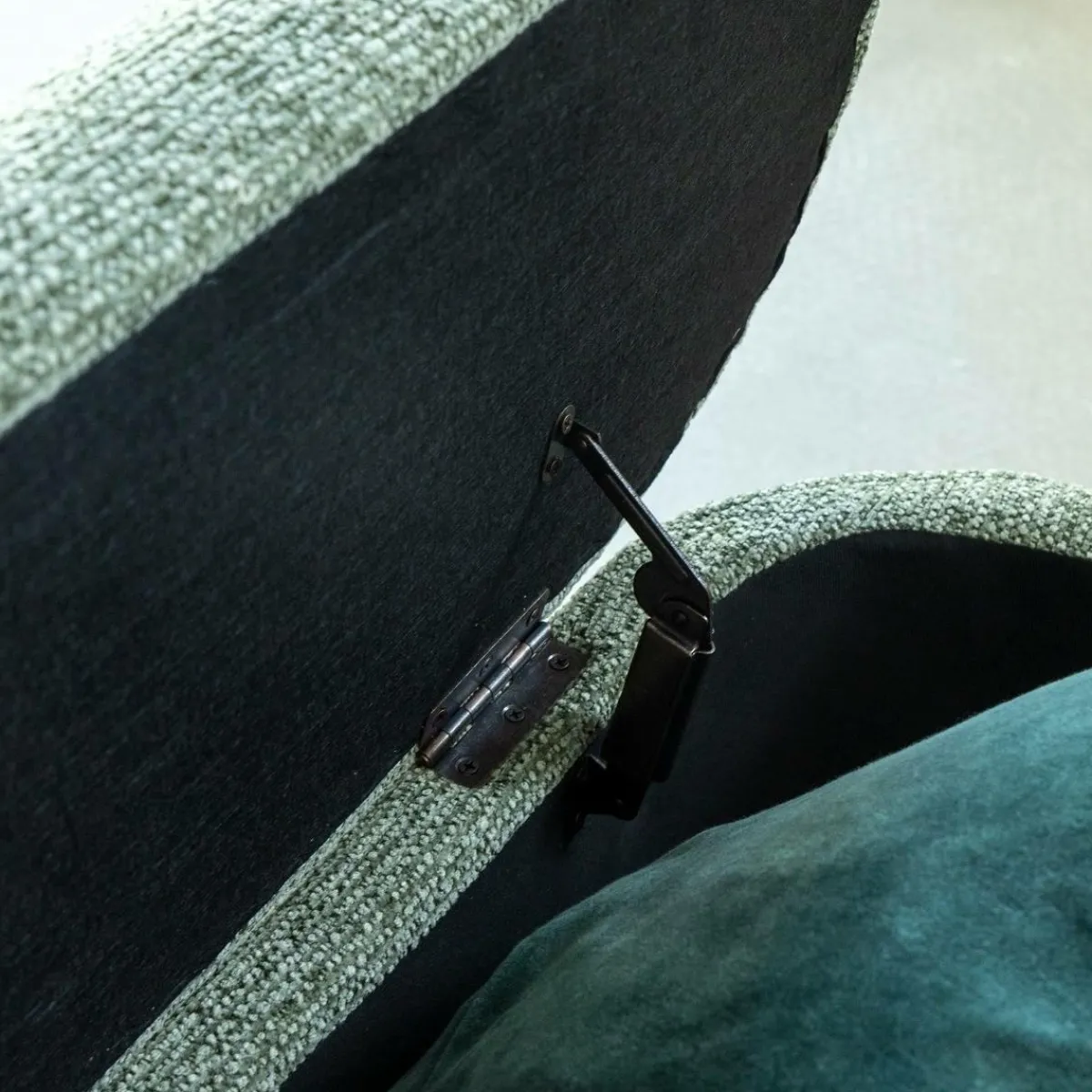 Made in Meubles Banc en bois de pin et tissu bouclette vert Nério