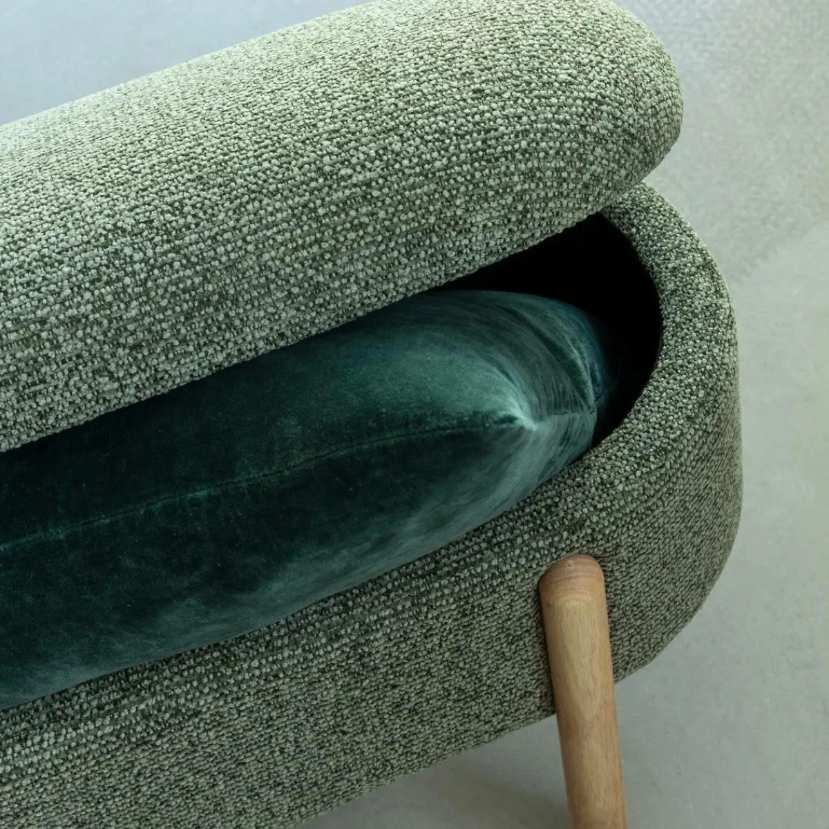 Made in Meubles Banc en bois de pin et tissu bouclette vert Nério