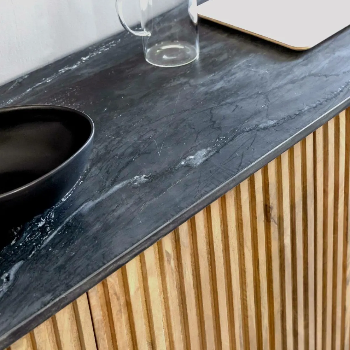 Made in Meubles Buffet 4 portes en bois de manguier et marbre Betty