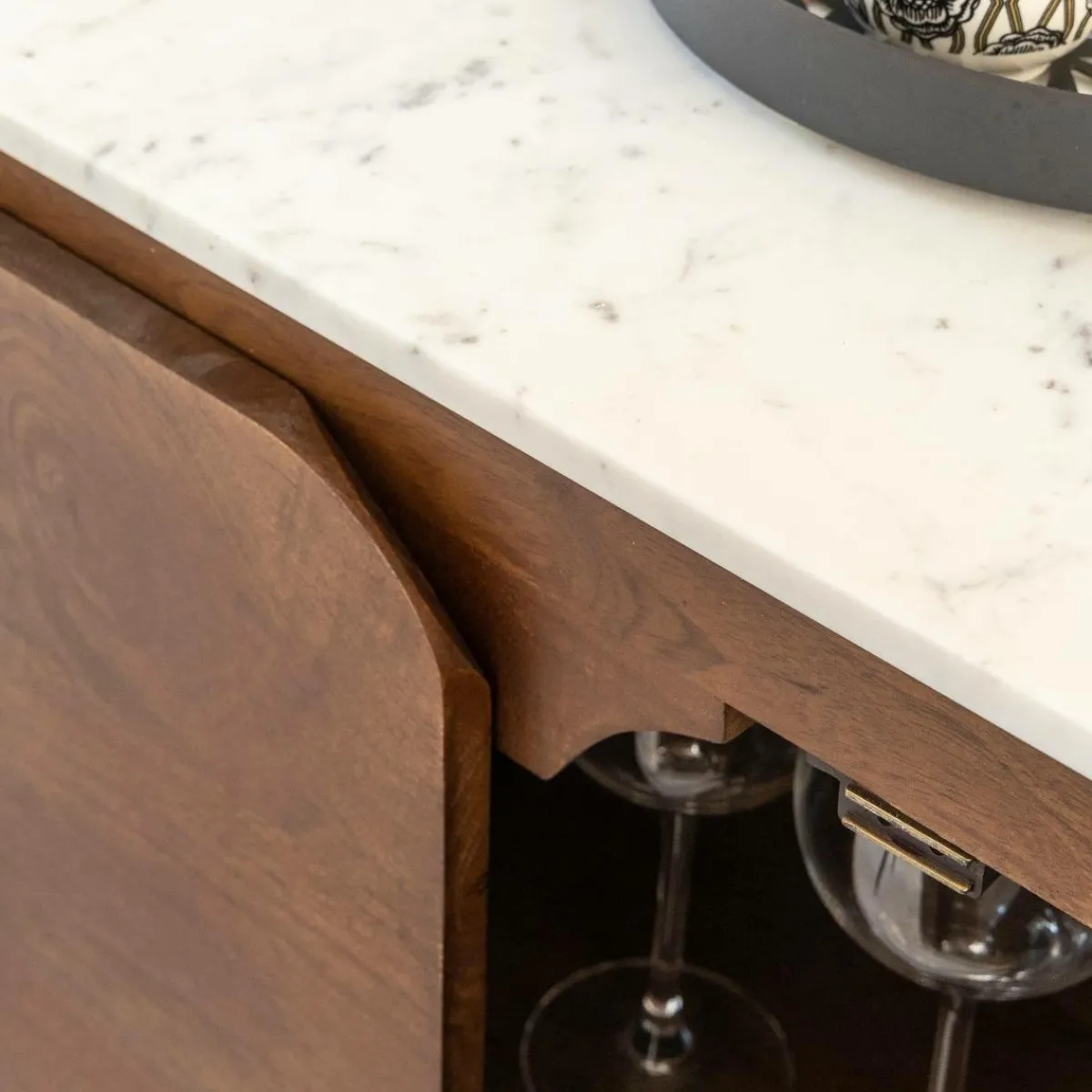 Made in Meubles Buffet en marbre et bois de manguier Sienne