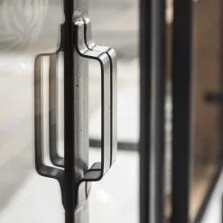 Made in Meubles Buffet vitrine en métal Achille