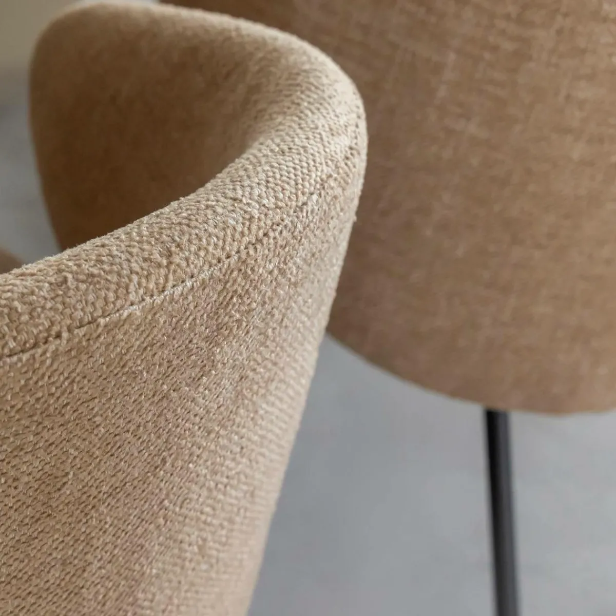 Made in Meubles Chaise avec accoudoirs ronds en tissu sable et pieds en métal Cléa (lot de 2)