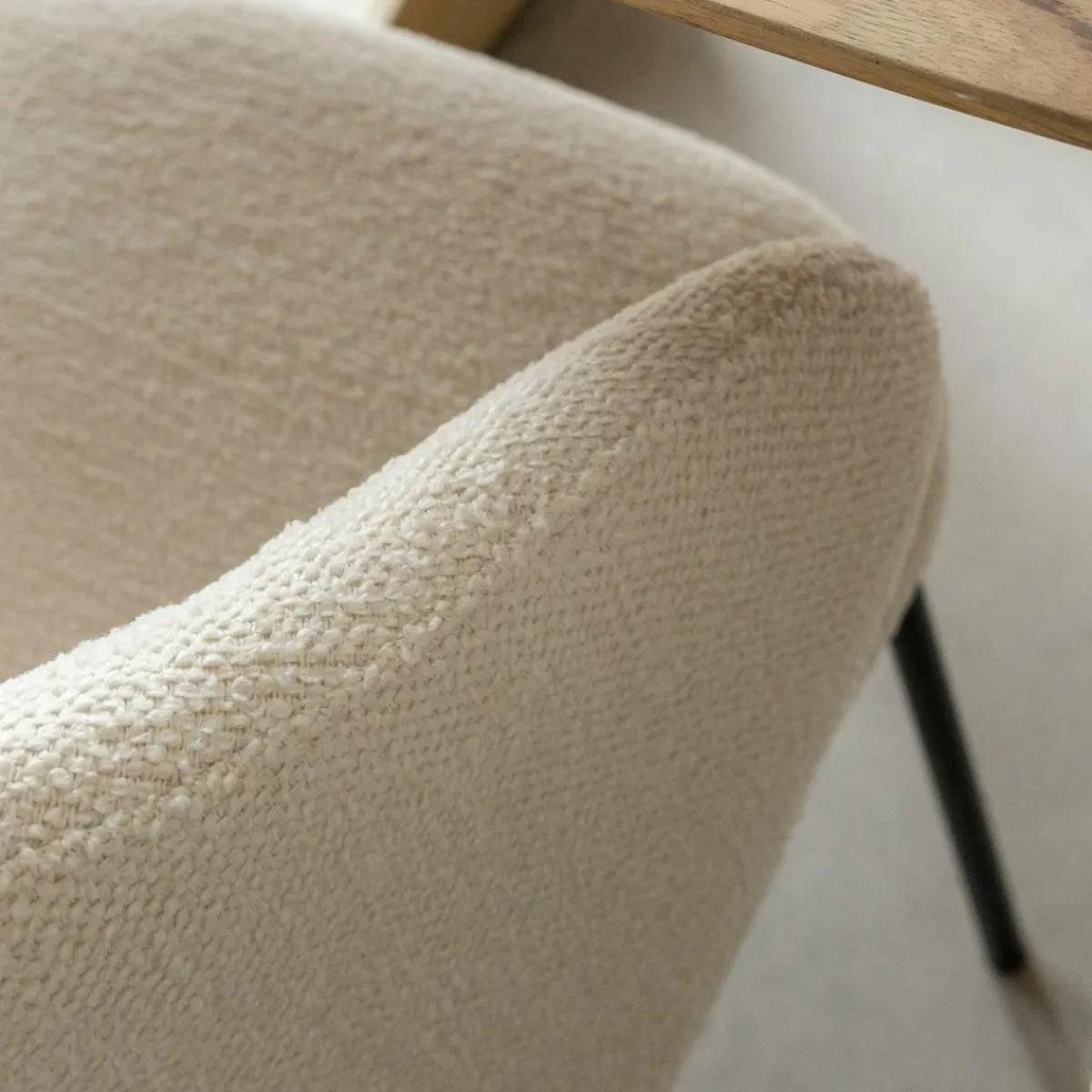 Made in Meubles Chaise avec accoudoirs ronds en tissu bouclette écru clair et pieds en métal Cléa (lot de 2)