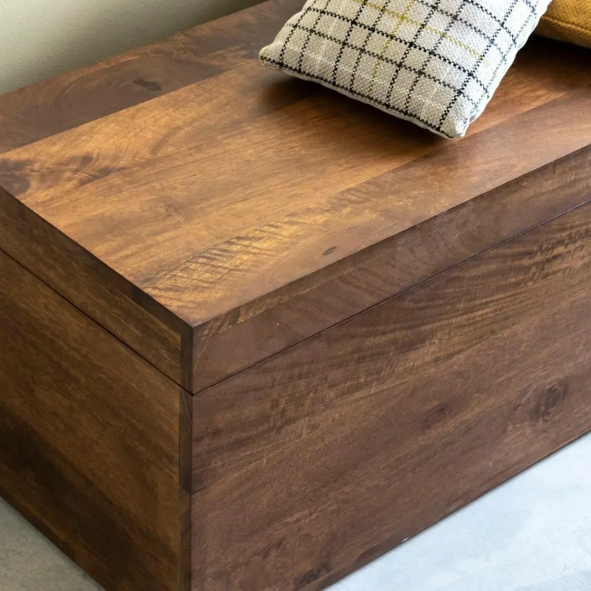 Made in Meubles Coffre banc en bois de manguier foncé Babeth