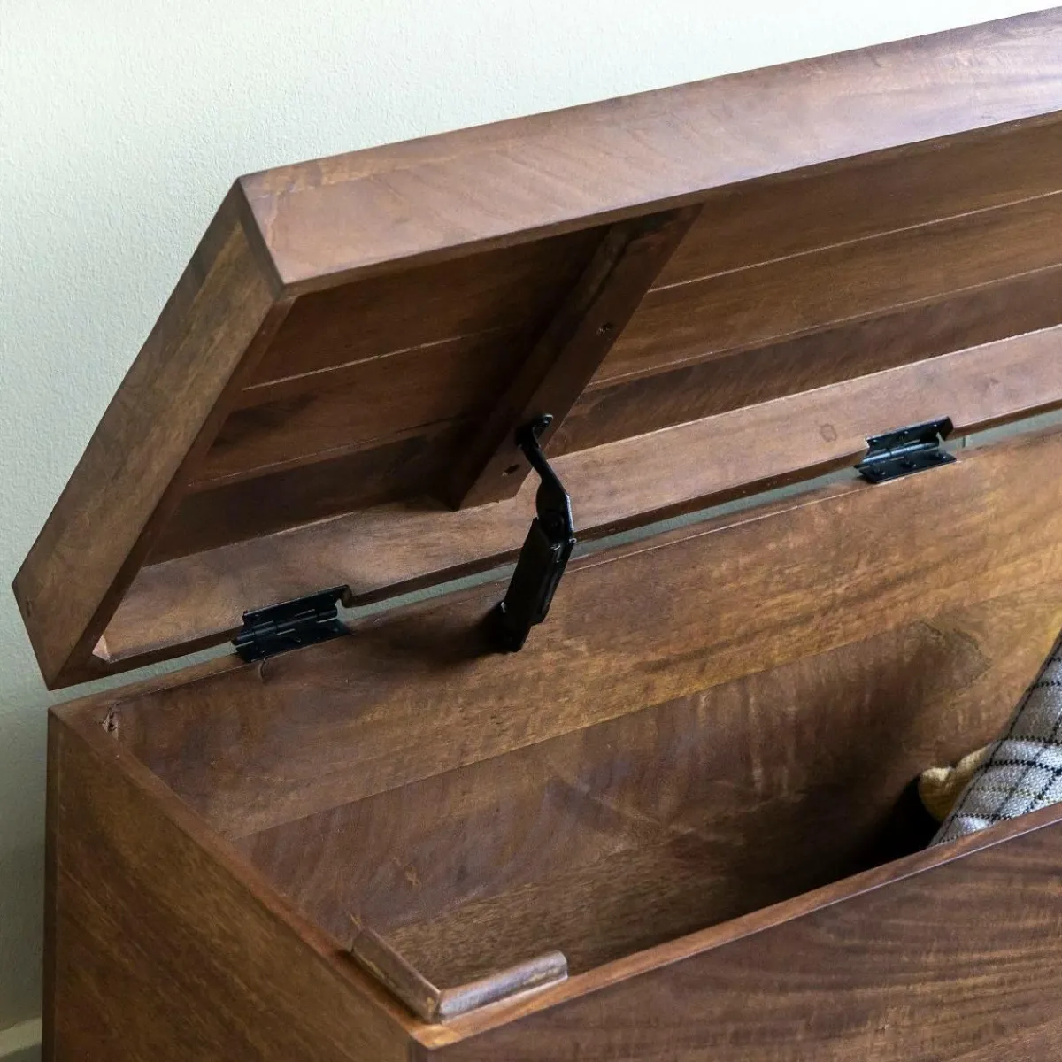 Made in Meubles Coffre banc en bois de manguier foncé Babeth