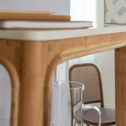 Made in Meubles Colonne en bois d'acacia et marbre Emyr