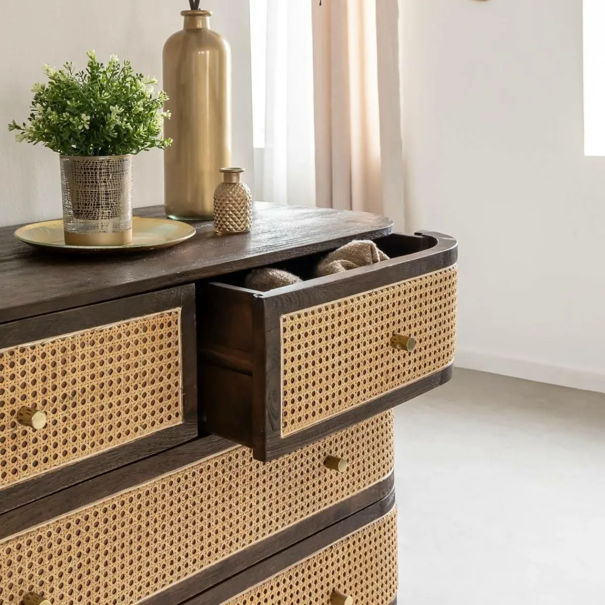 Made in Meubles Commode 4 tiroirs en bois de manguier et cannage Soren