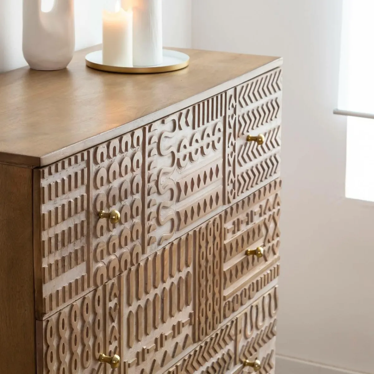 Made in Meubles Commode en bois de manguier sculpté Léopold