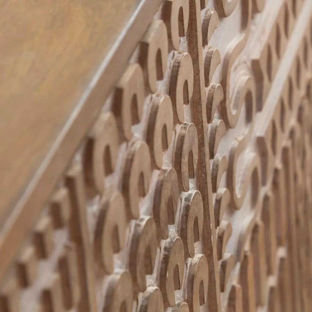 Made in Meubles Commode en bois de manguier sculpté Léopold