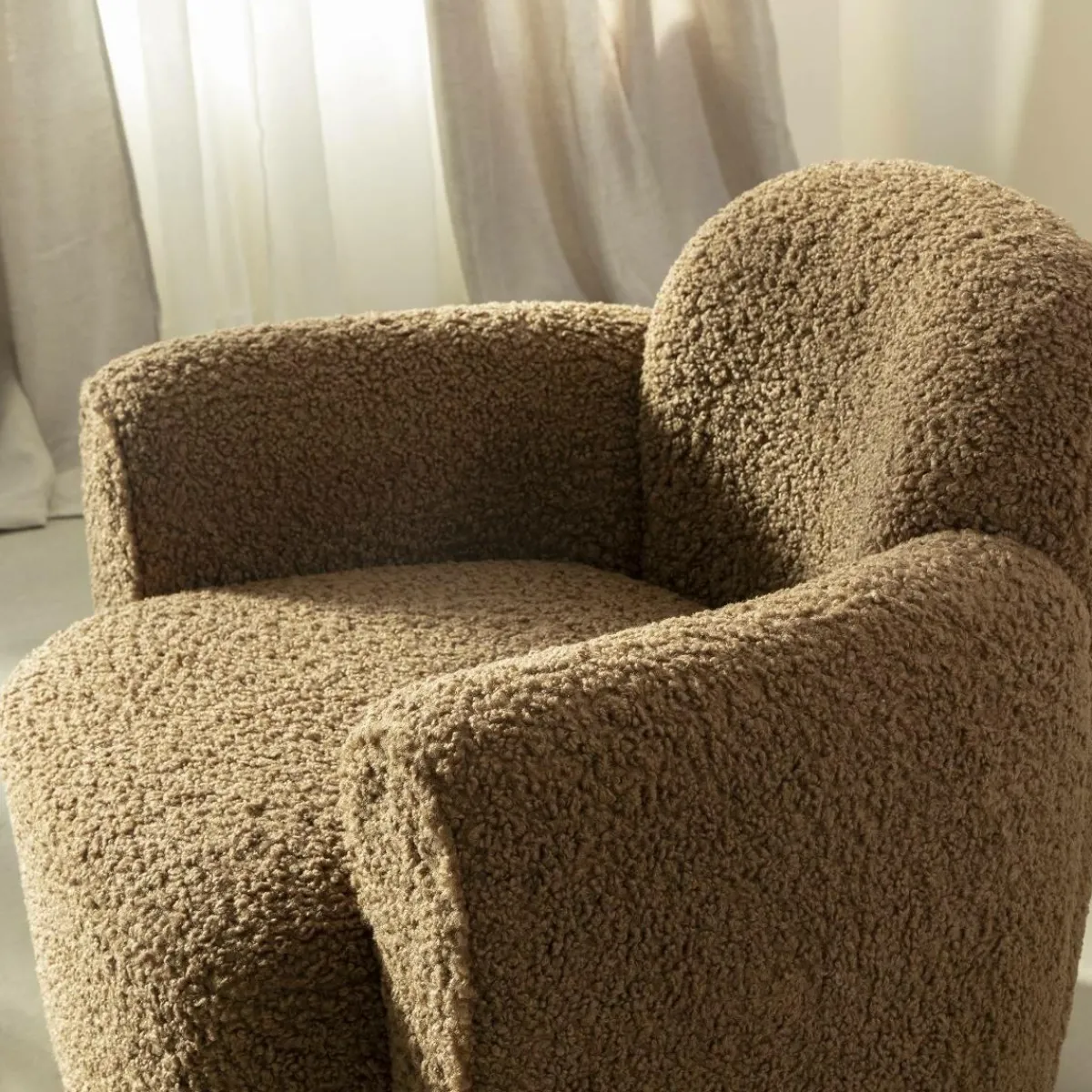 Made in Meubles Fauteuil club en tissu bouclette marron Tommy