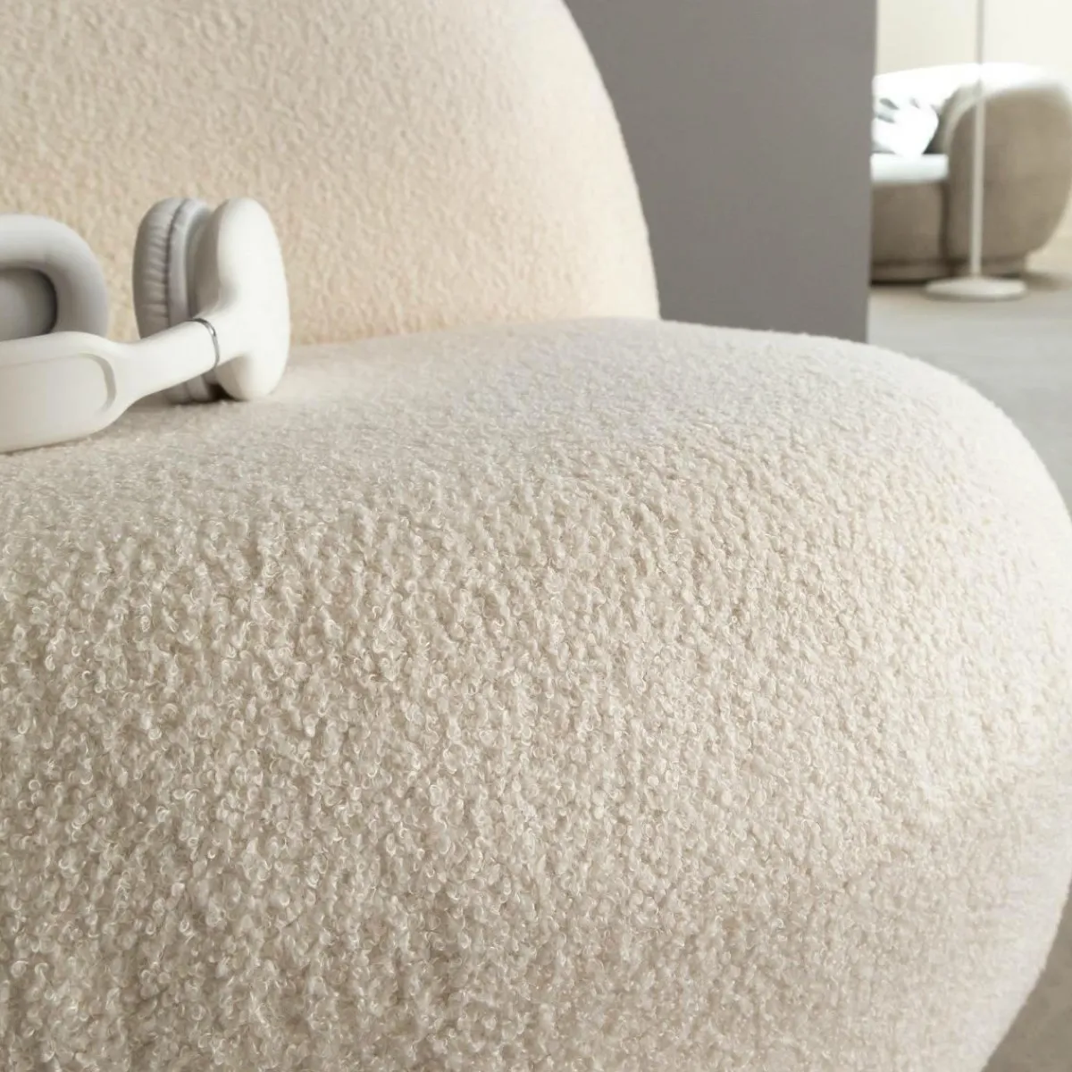 Made in Meubles Fauteuil confort en tissu bouclette blanc Johanna