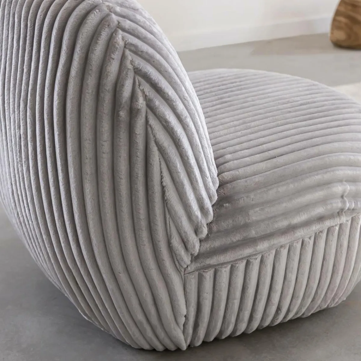 Made in Meubles Fauteuil confort en velours côtelé gris Johanna