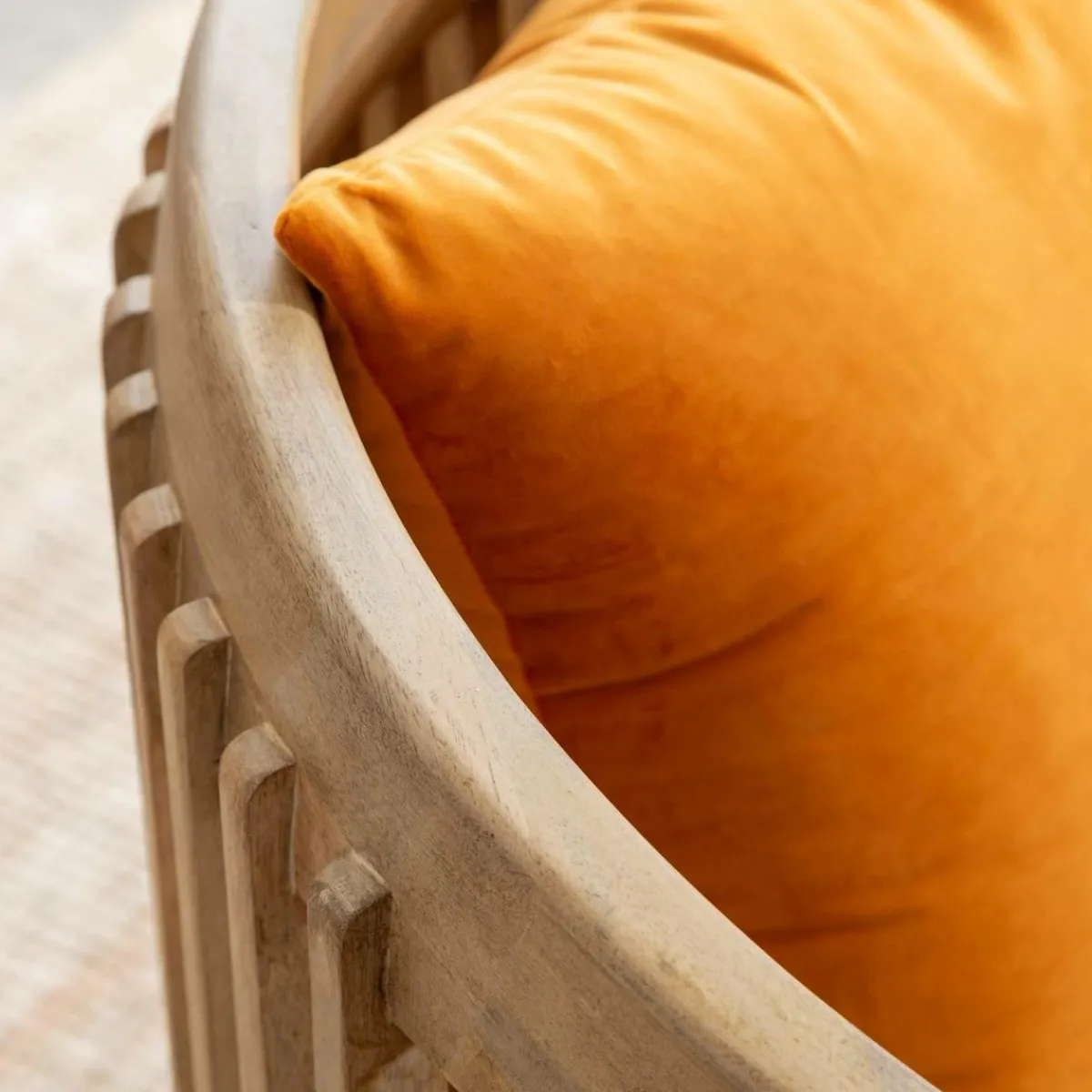 Made in Meubles Fauteuil en bois de manguier et velours Térence