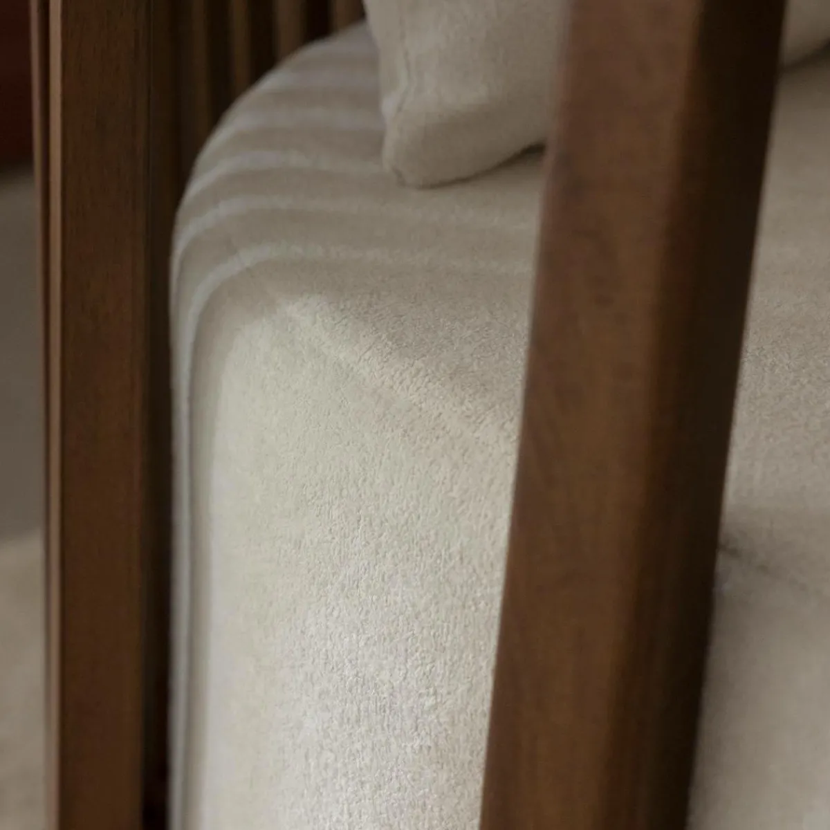 Made in Meubles Fauteuil en manguier et en velours Térence