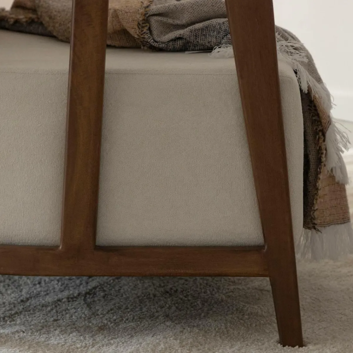 Made in Meubles Fauteuil en manguier et en velours Térence