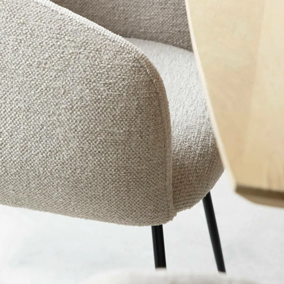 Made in Meubles Fauteuil en tissu écru et pieds en métal Sandy