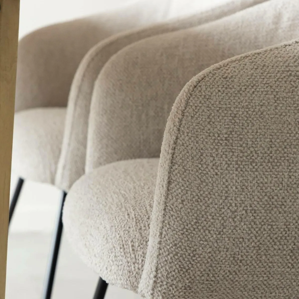 Made in Meubles Fauteuil en tissu écru et pieds en métal Sandy