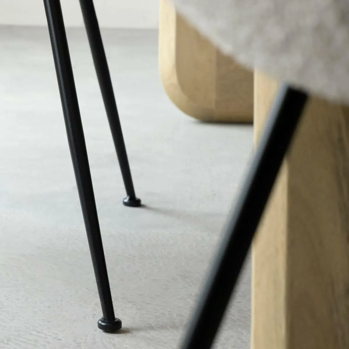 Made in Meubles Fauteuil en tissu écru et pieds en métal Sandy