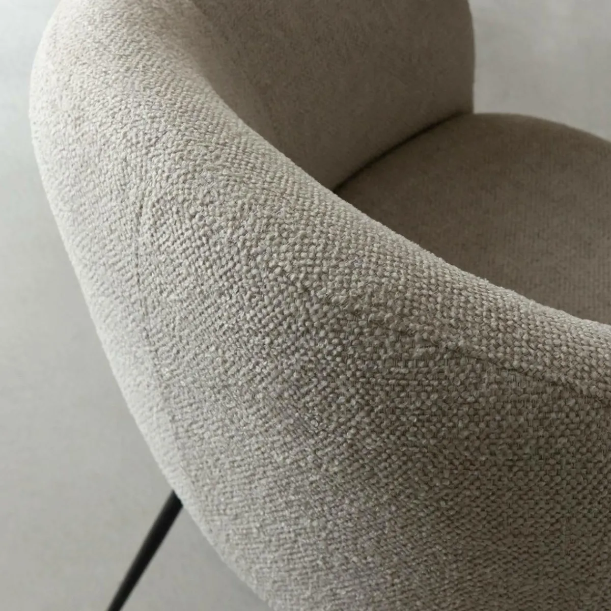 Made in Meubles Fauteuil en tissu écru et pieds en métal Sandy