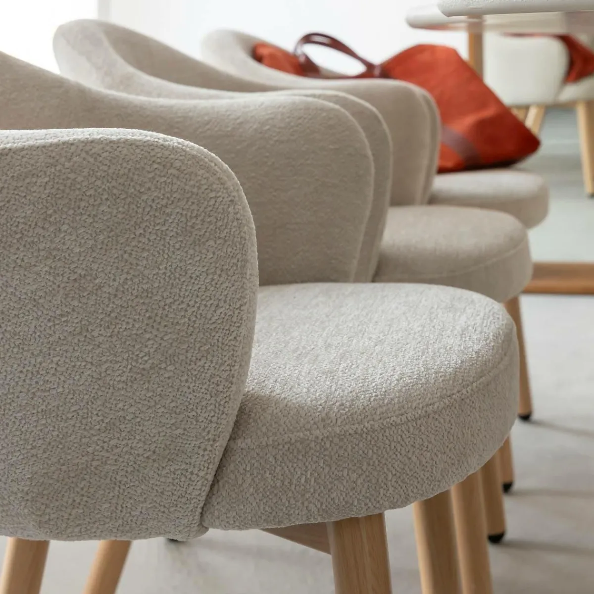 Made in Meubles Fauteuil en tissu écru et pieds en métal effet bois Mayi