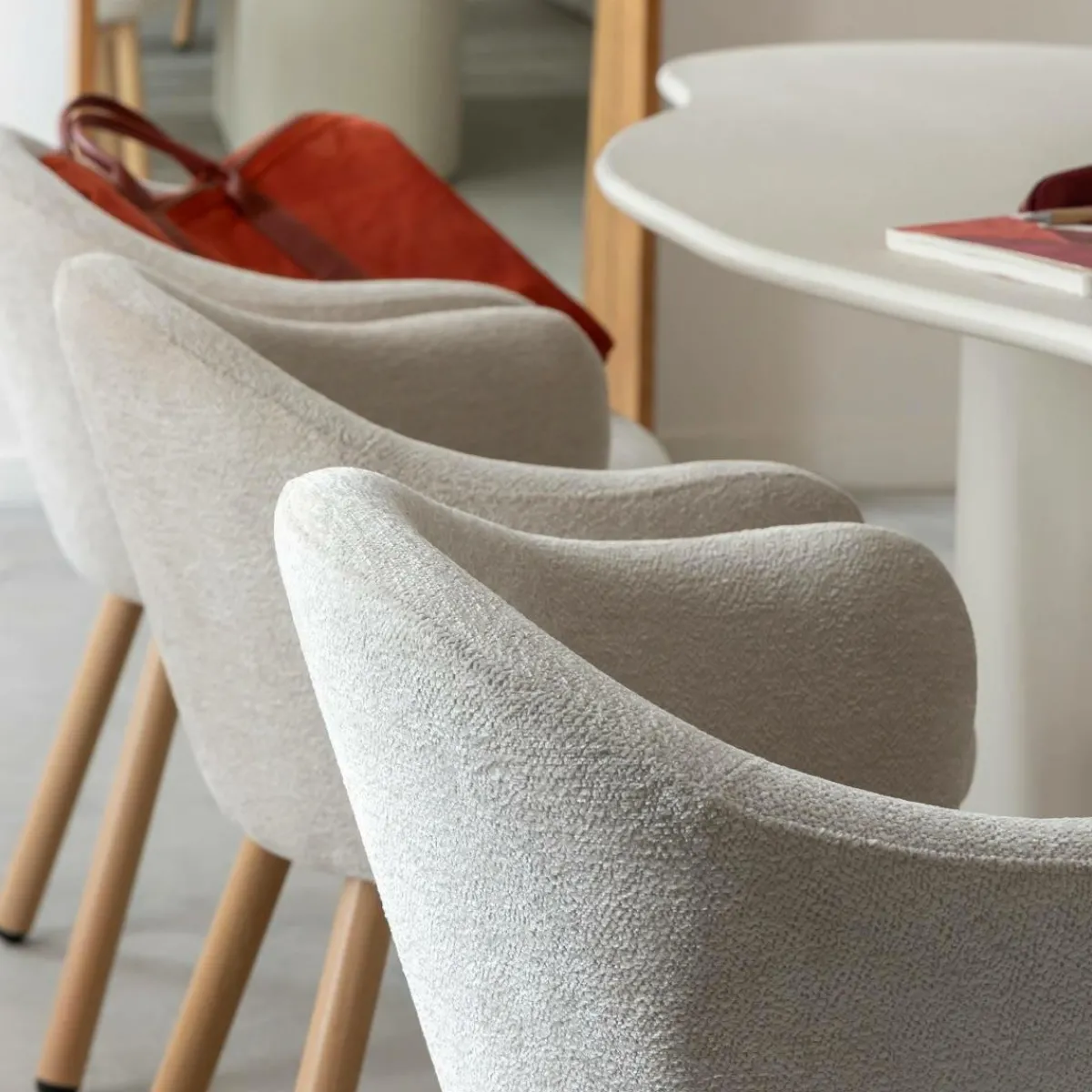 Made in Meubles Fauteuil en tissu écru et pieds en métal effet bois Mayi