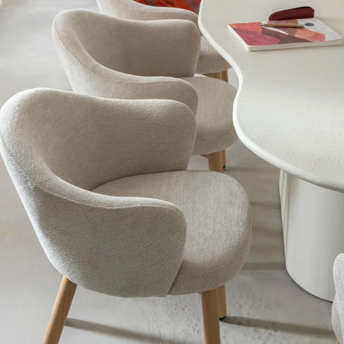 Made in Meubles Fauteuil en tissu écru et pieds en métal effet bois Mayi