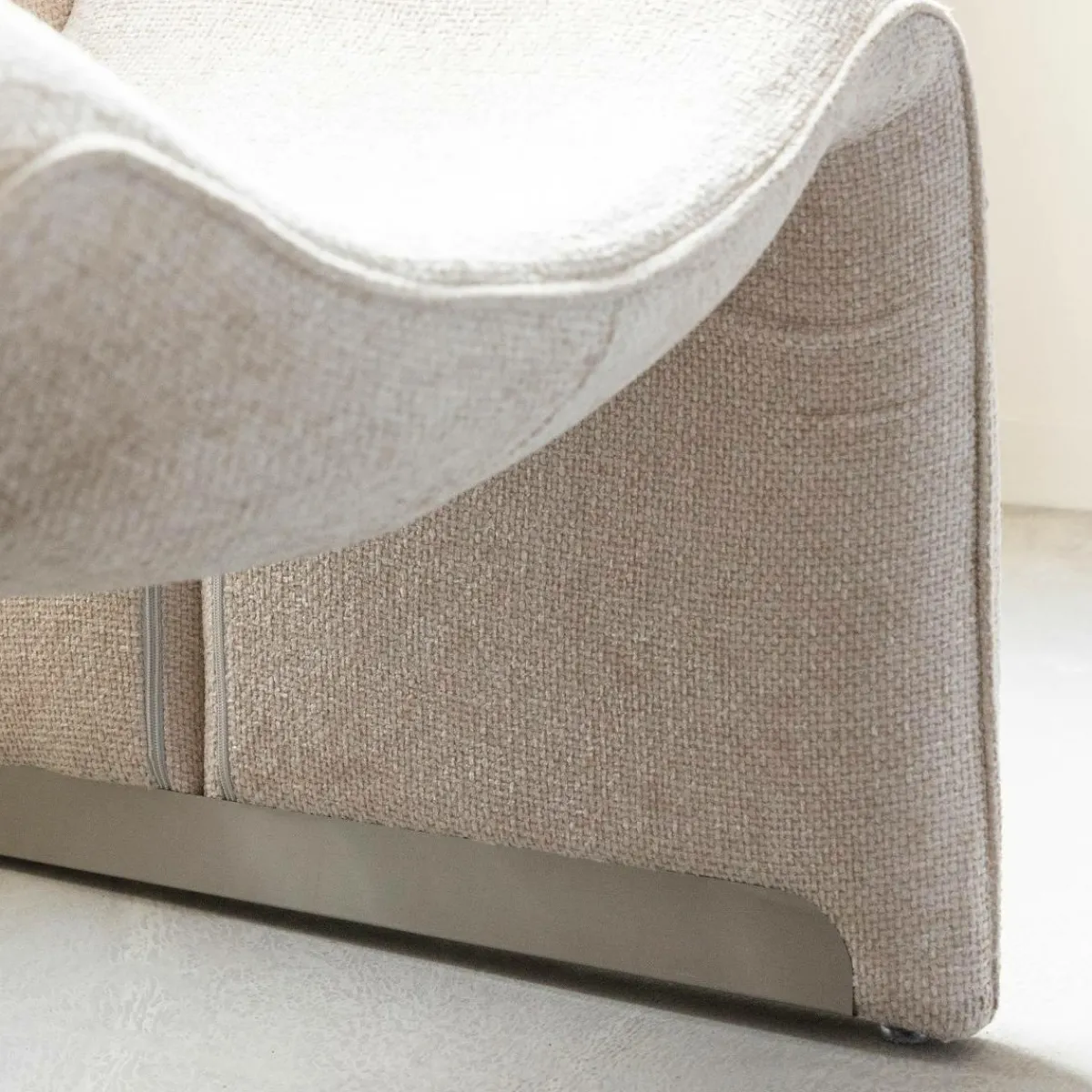 Made in Meubles Fauteuil en tissu écru Théa