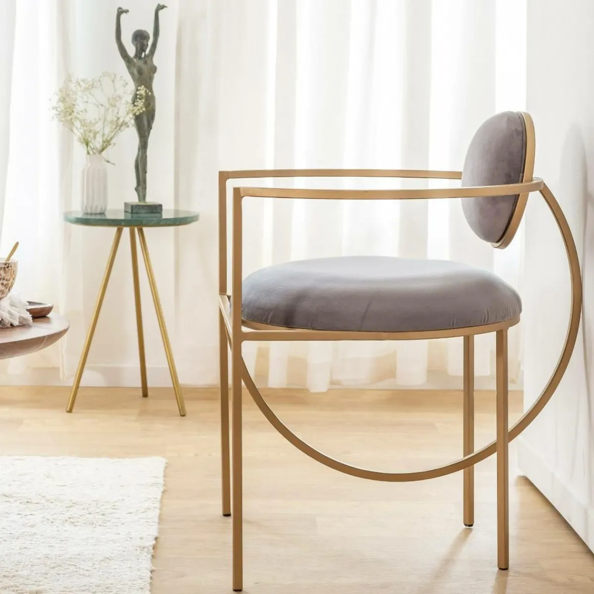 Made in Meubles Fauteuil en velours et métal doré Albin