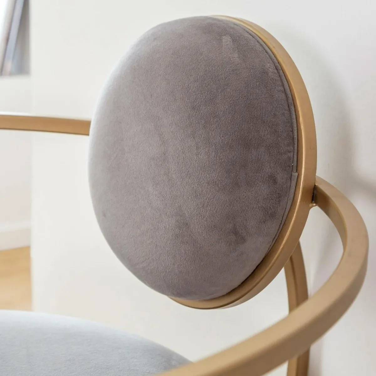 Made in Meubles Fauteuil en velours et métal doré Albin