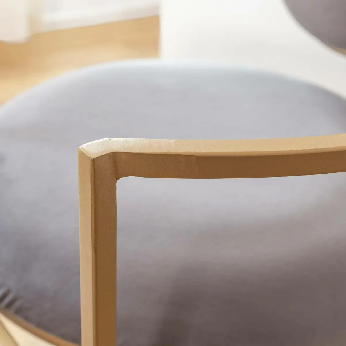 Made in Meubles Fauteuil en velours et métal doré Albin