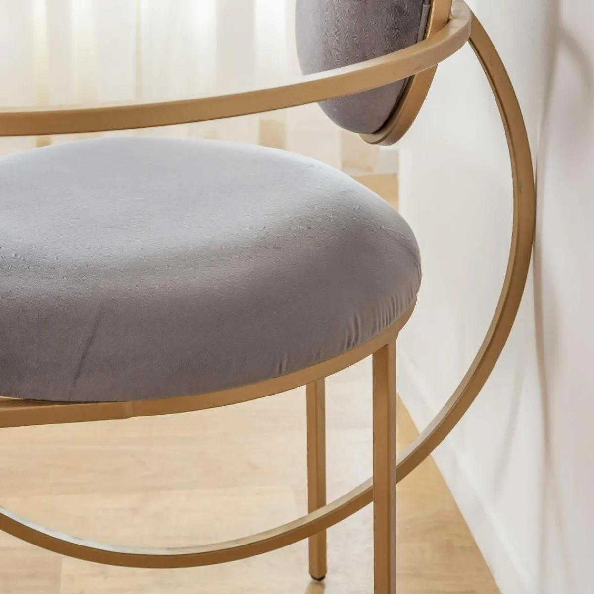 Made in Meubles Fauteuil en velours et métal doré Albin