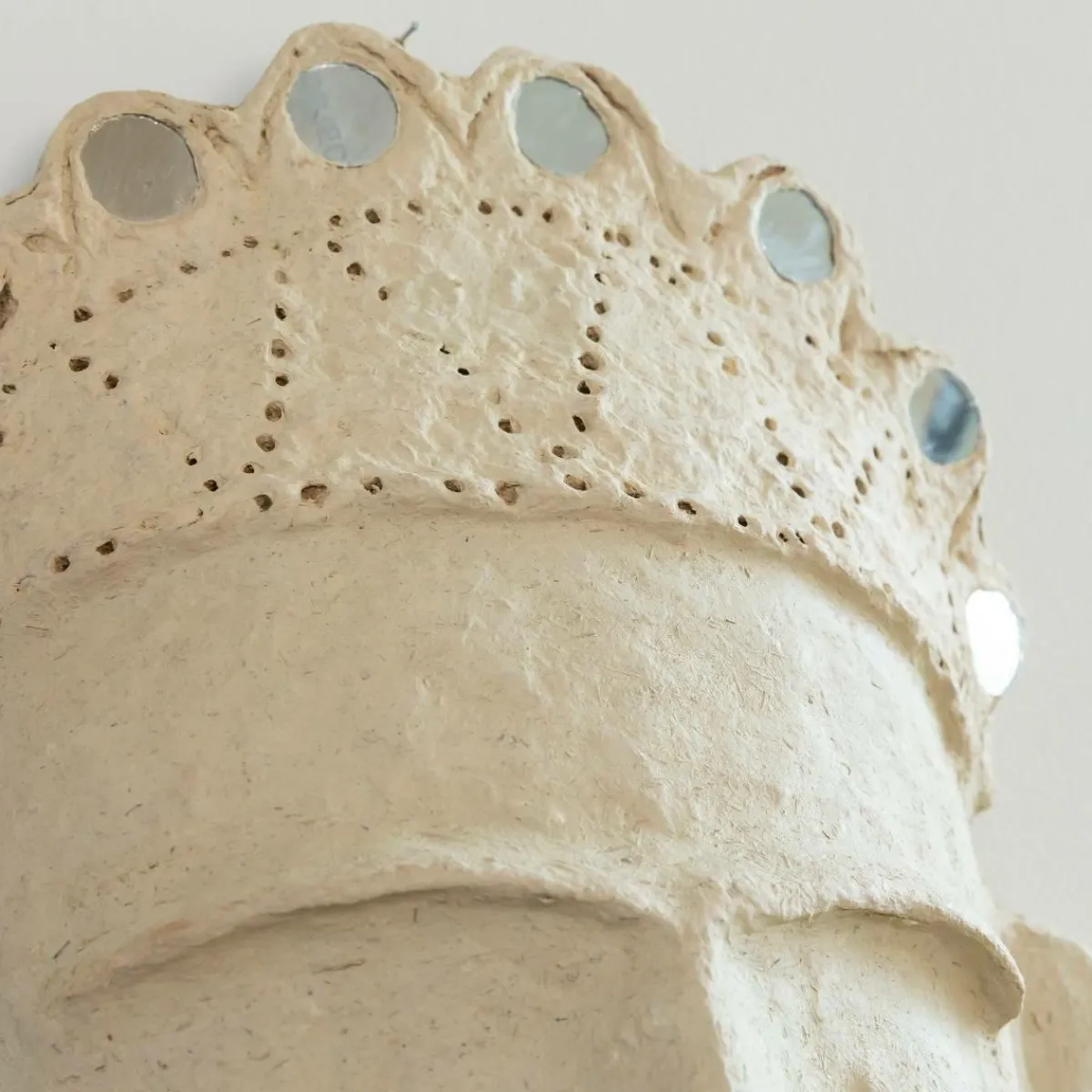 Made in Meubles Masque avec couronne en papier mâché Antoine
