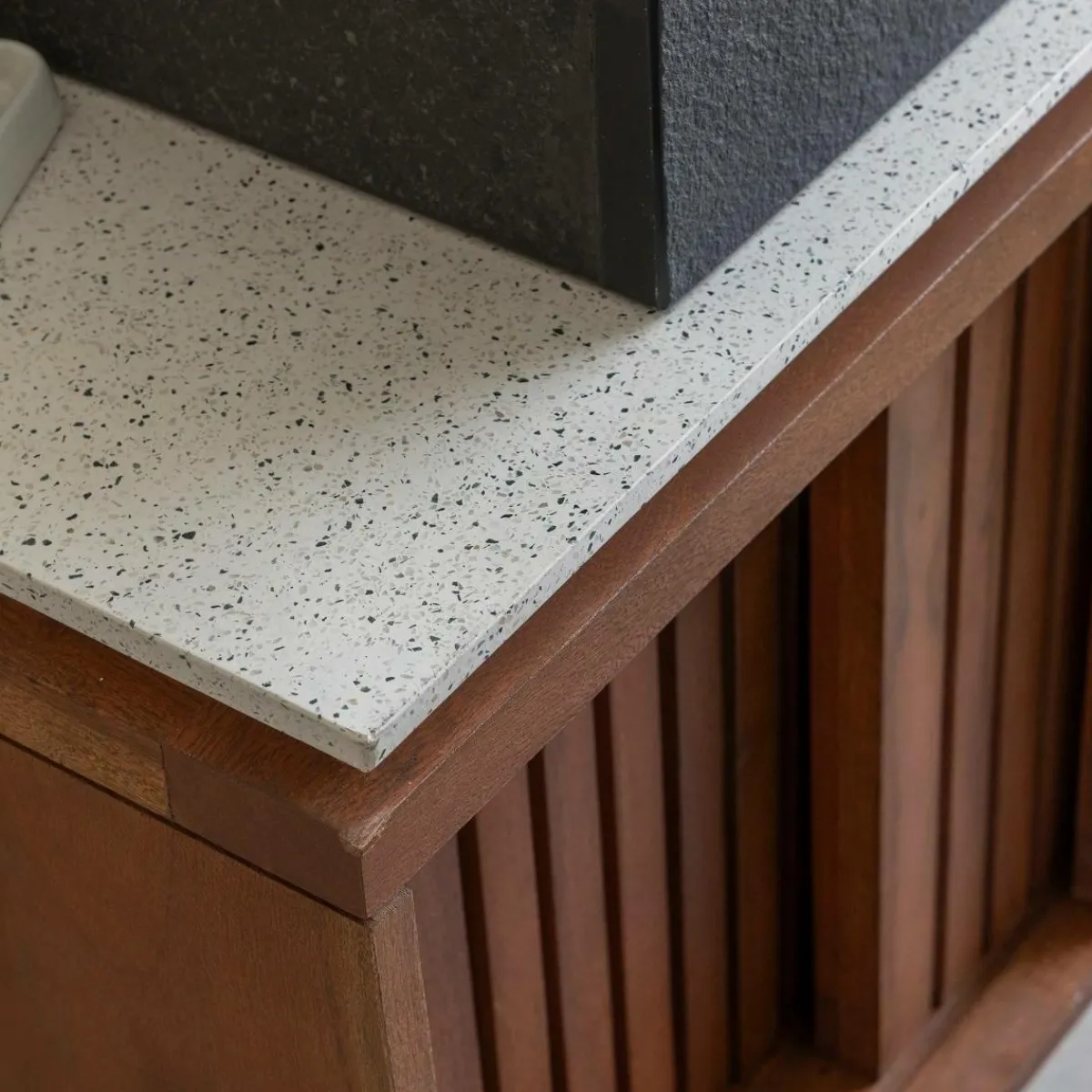 Made in Meubles Meuble sous vasque en bois d'acacia et terrazzo Kaelis