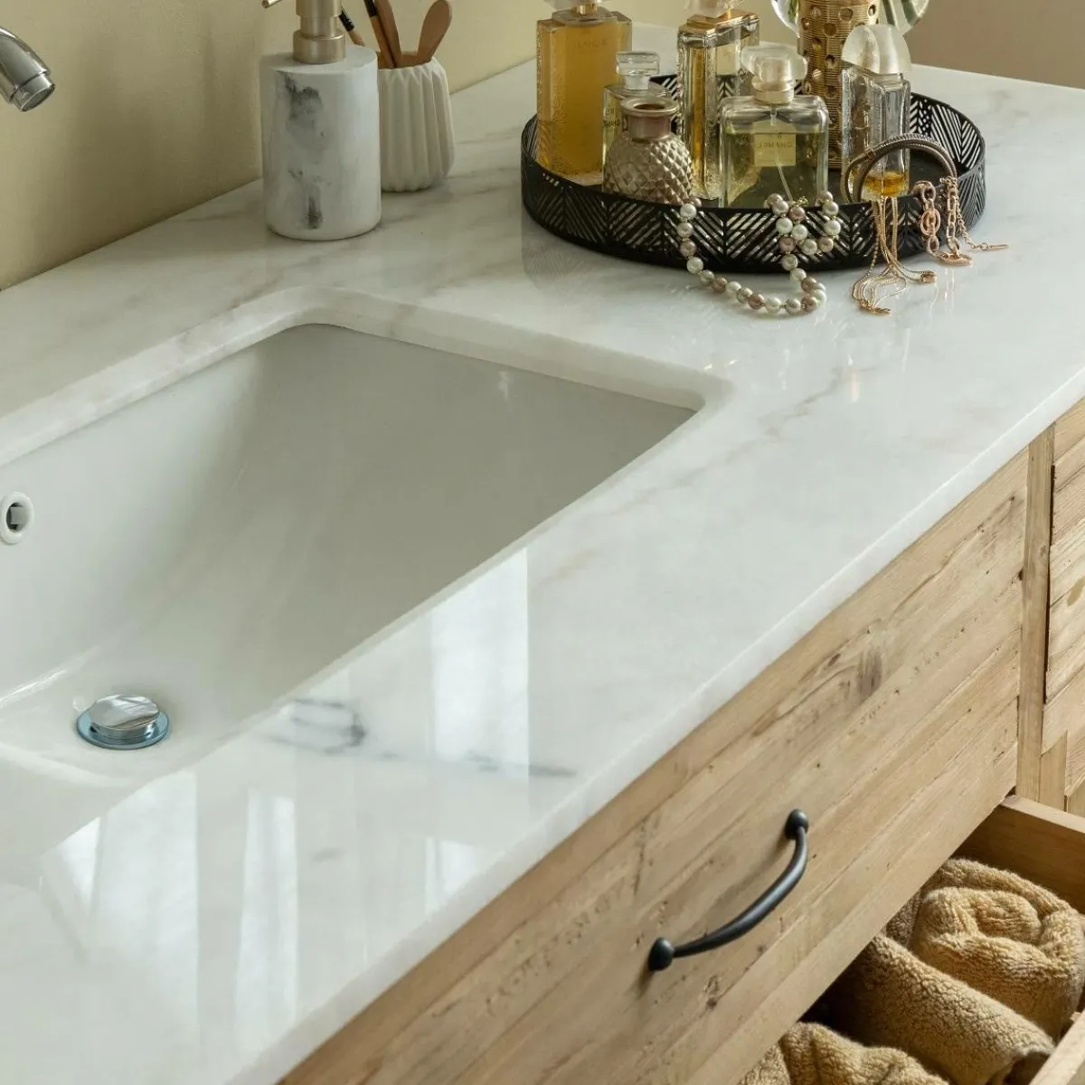 Made in Meubles Meuble sous vasque en vieux pin et marbre blanc Nils