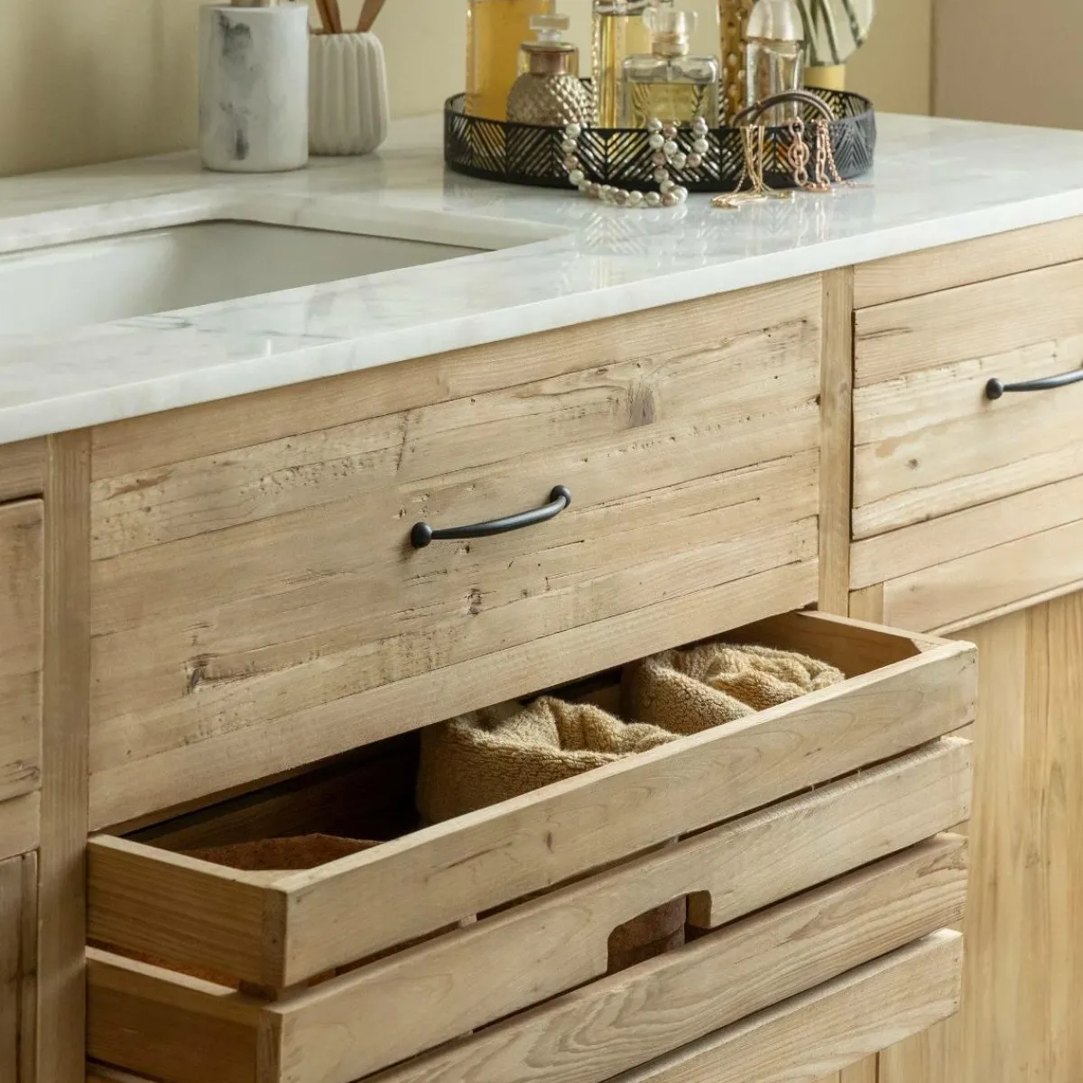 Made in Meubles Meuble sous vasque en vieux pin et marbre blanc Nils