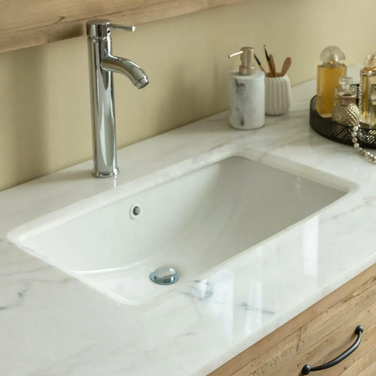 Made in Meubles Meuble sous vasque en vieux pin et marbre blanc Nils