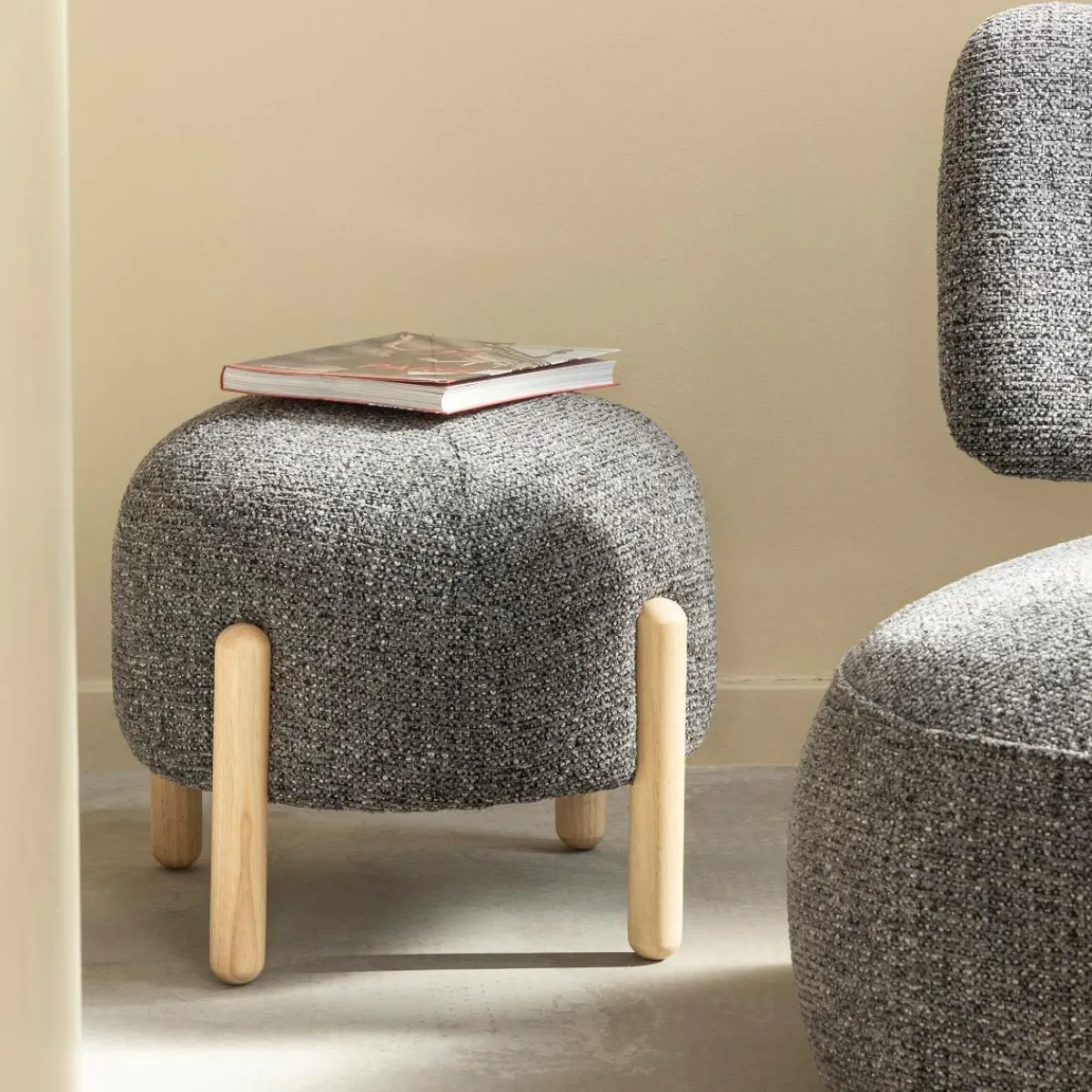 Made in Meubles Petit tabouret en tissu bouclette gris foncé Nério