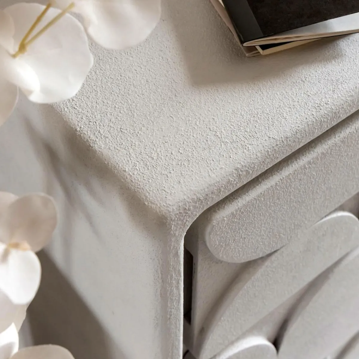 Made in Meubles Petite commode 3 portes bois effet béton blanc Danaé