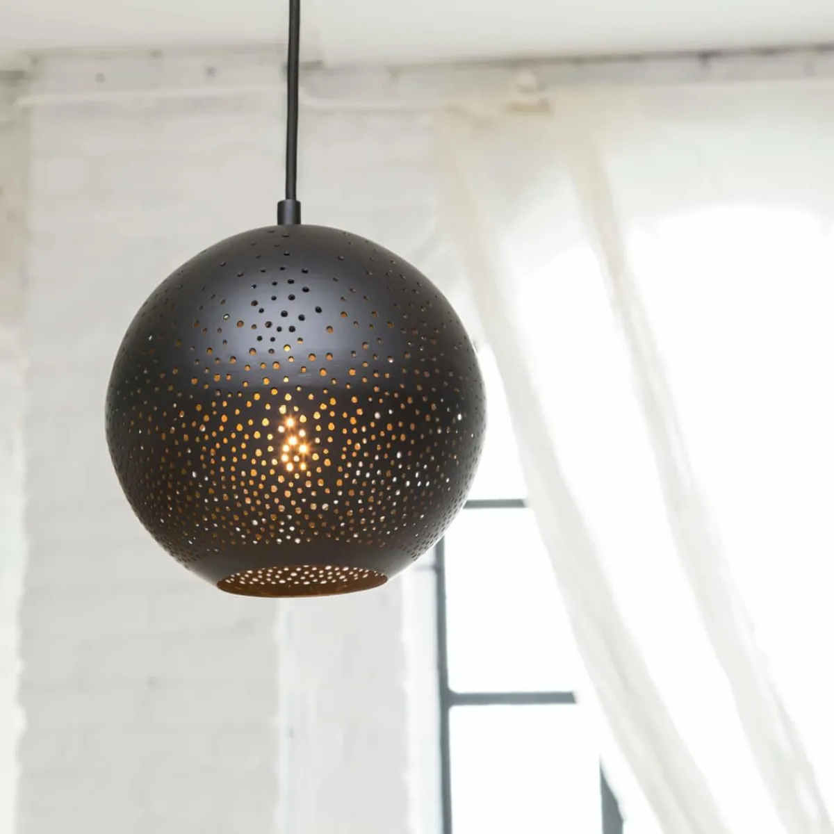 Made in Meubles Suspension ajourée en métal noir Félix
