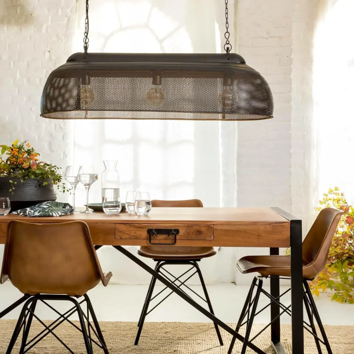 Made in Meubles Suspension en métal noire intérieur doré Clémence