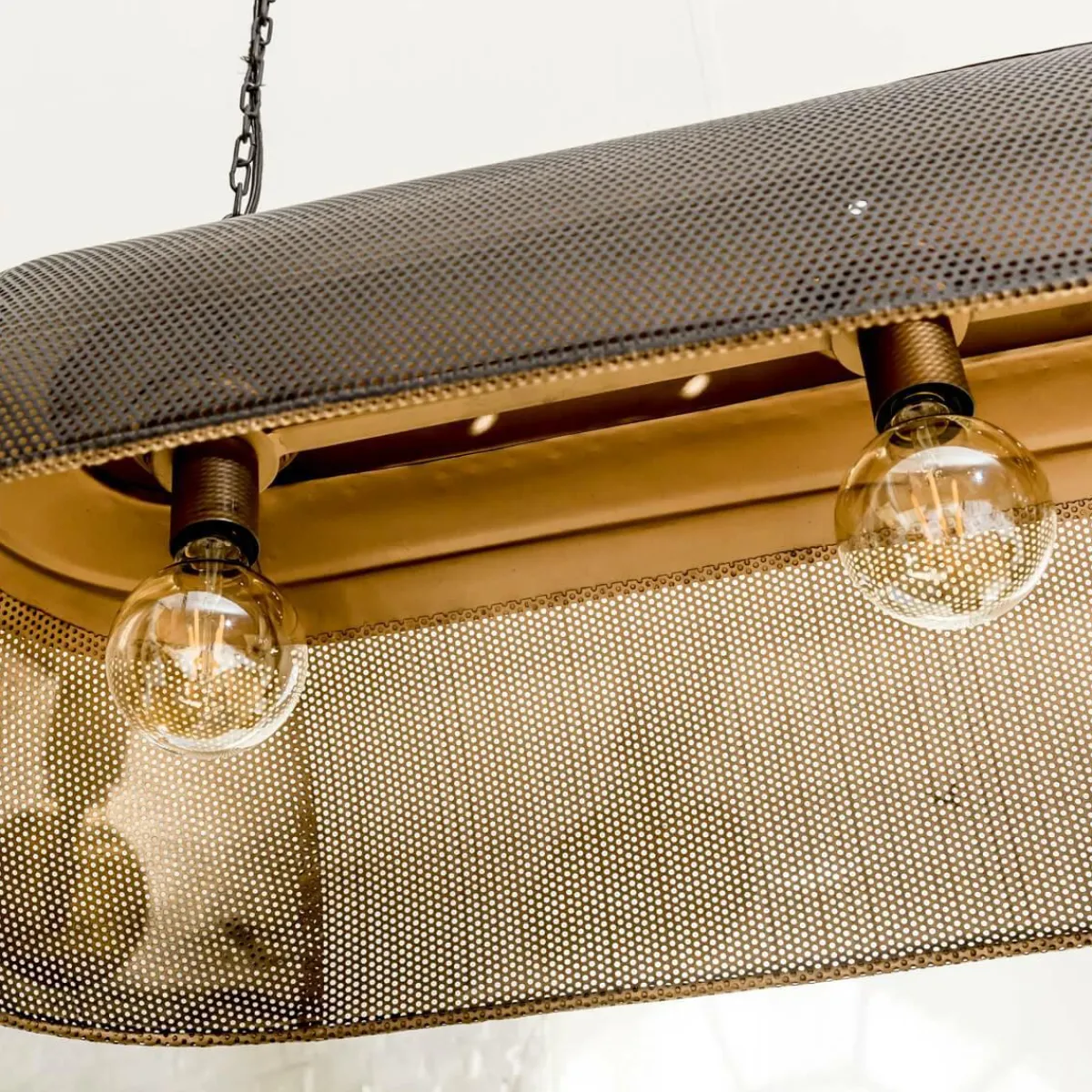 Made in Meubles Suspension en métal noire intérieur doré Clémence