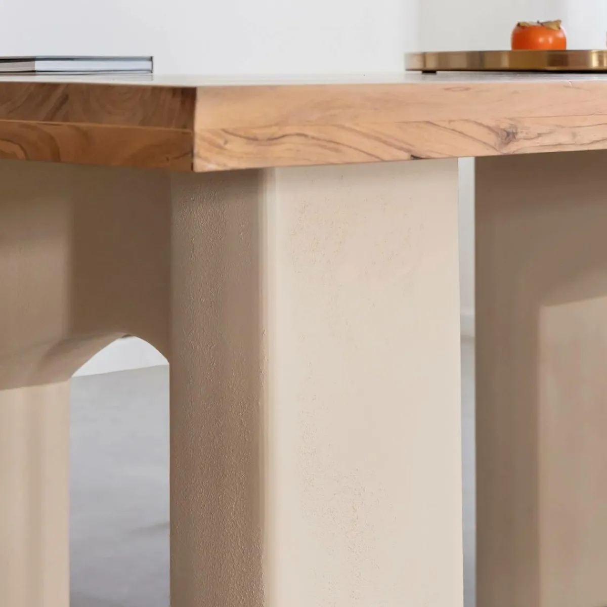 Made in Meubles Table à manger en bois d'acacia et pieds en bois effet béton Dalva