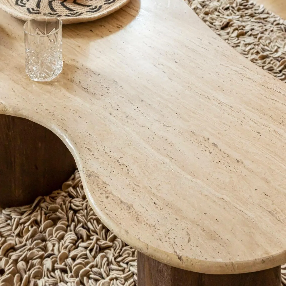 Made in Meubles Table basse en bois de manguier et en travertin Carola