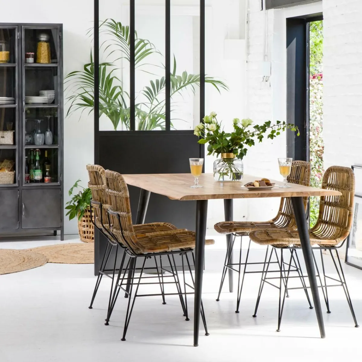 Made in Meubles Table à manger en bois d'acacia pieds compas Tree
