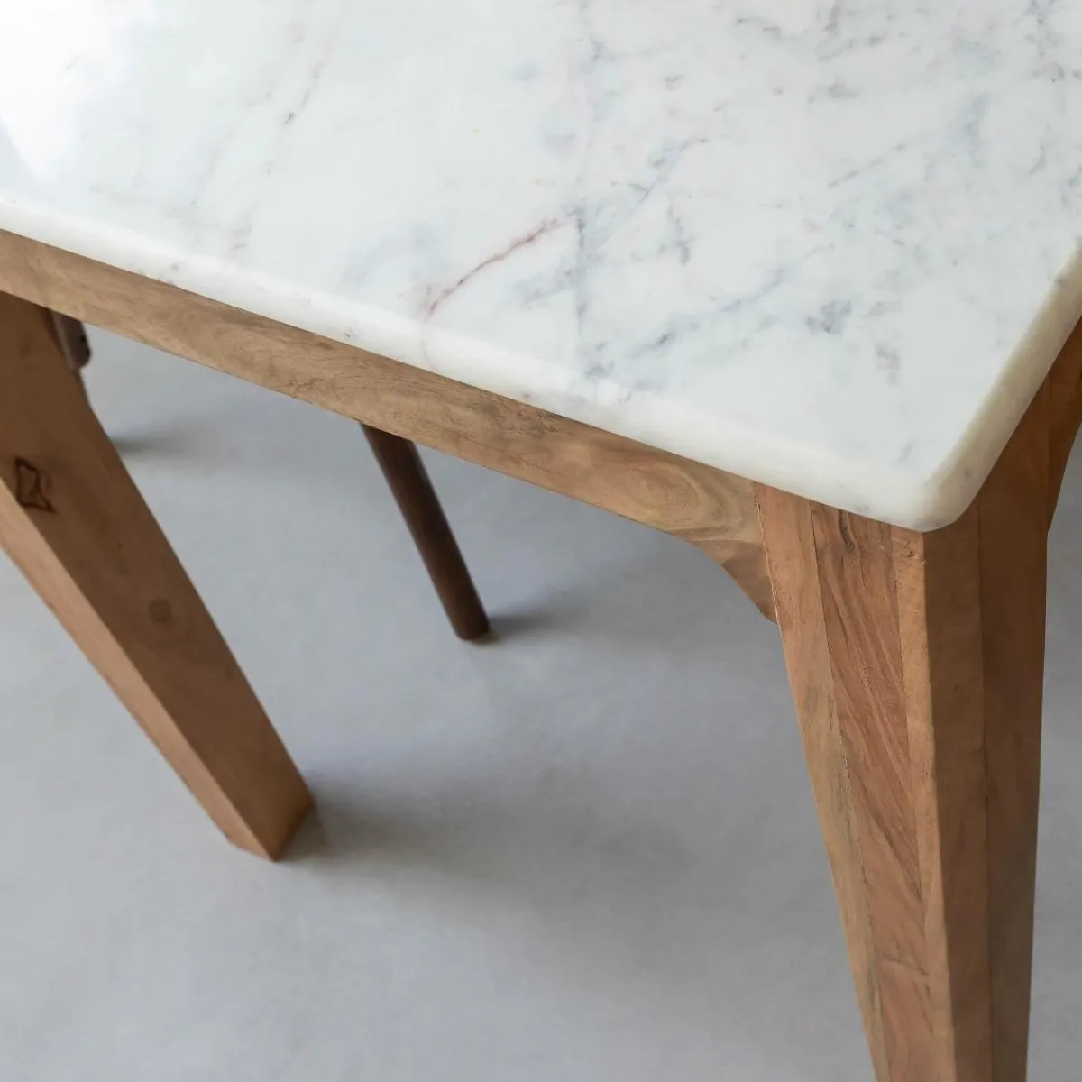 Made in Meubles Table à manger en bois de manguier et marbre Arthuro
