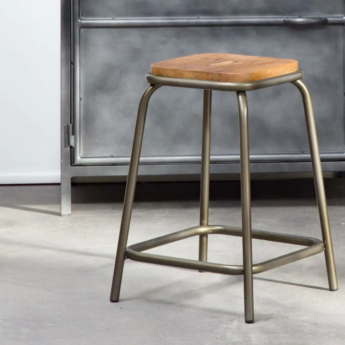 Made in Meubles Tabouret écolier métal et bois petit modèle Marcus