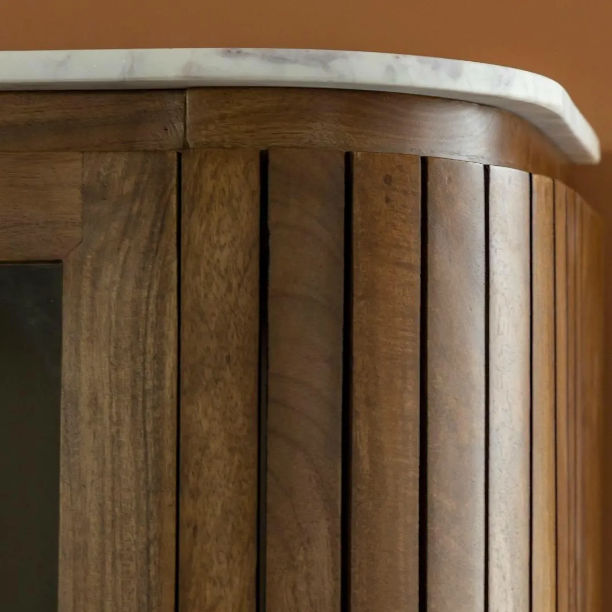 Made in Meubles Vitrine en bois de manguier et marbre Sienne